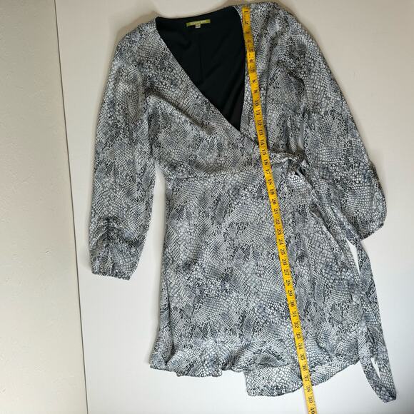 Gianni Bini Womens Snake Print Laura Wrap Dress in Grey Sz L | Office Flowy - Picture 11 of 13